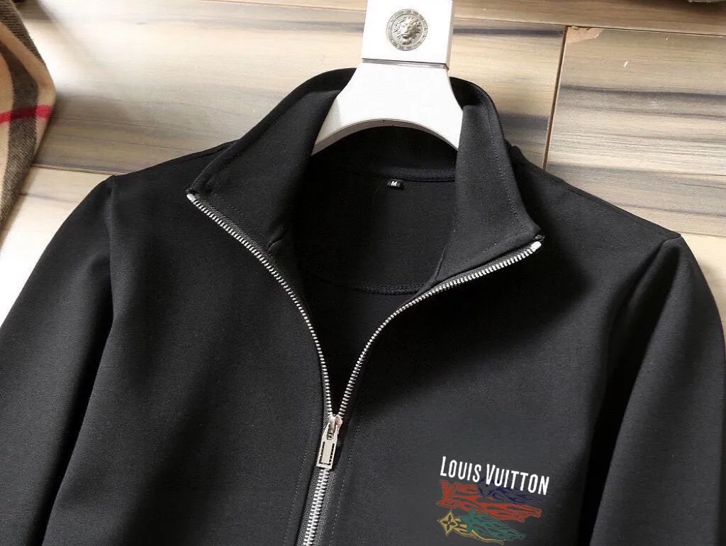 🅿️420 [LV Louis Vuitton] (Fat Man Gospel) hot-selling suit is coming. Focus on the original version of the official website. 2025 new hot-selling cardigan sweater suit. The original order is the best. 🇭🇰The meticulous work of top designers is dedicated to a fitting and perfect upper body effect. All-natural high-quality Roman cotton 100%, close-fitting comfort, noble and elegant! Original hardware embodies elegance and nobility! Counter size: M-5XL (maximum wear up to 220 pounds)